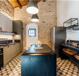  6 bedroom villa with heated pool in Modica, sleeps 18